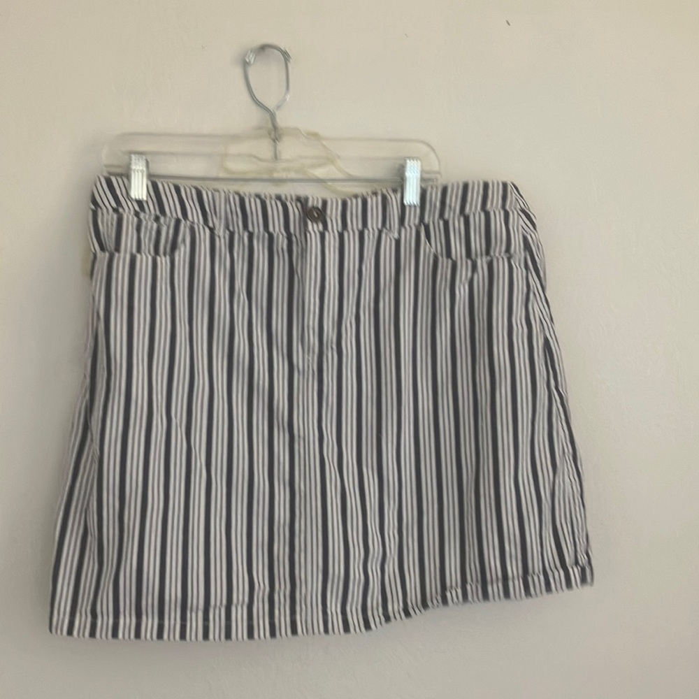 FINAL MARKDOWN Ladies skort 16
